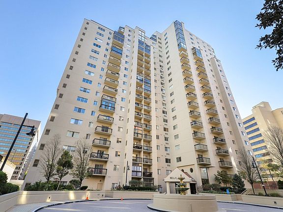 3rd image of 1211 S Eads St APT 402