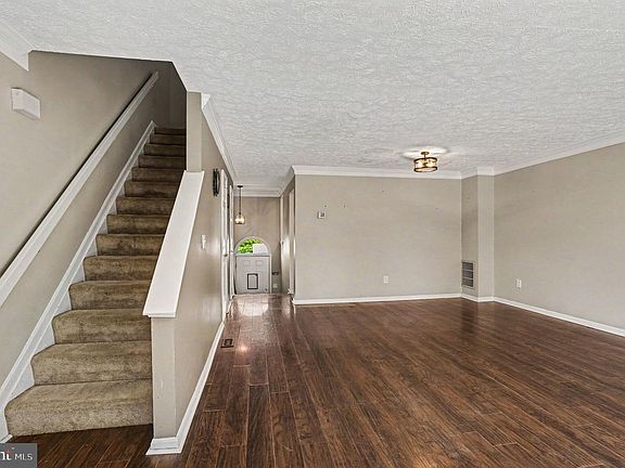 3rd image of 940 Chesney Ln