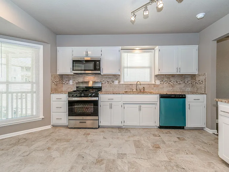 100 NE 101st Pl — Photo 11