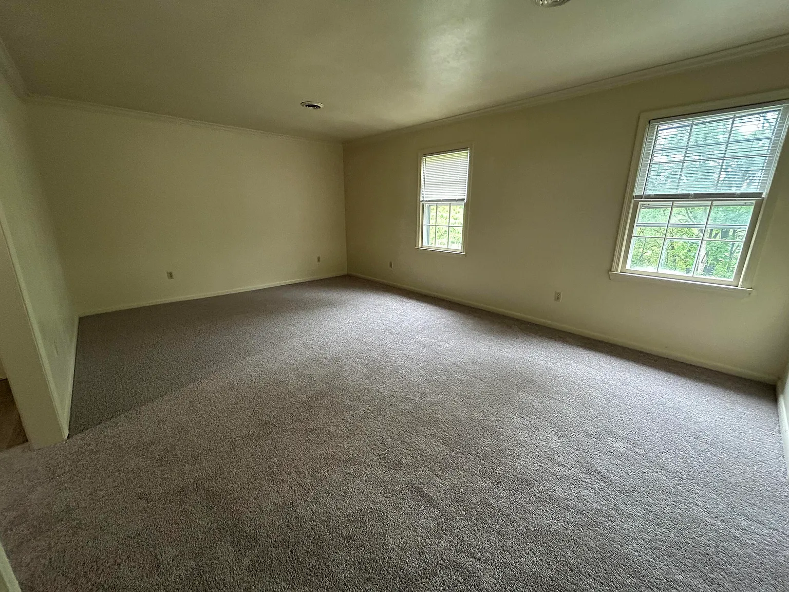 3 bed, 2.0 bath, 1000 sqft, $1,300 — Photo 2