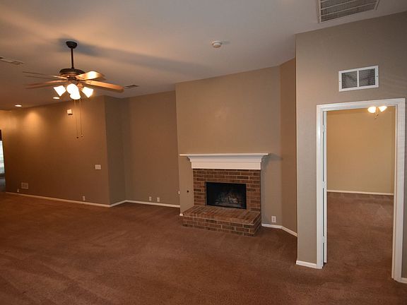 3rd image of 2728 Maple Creek Dr