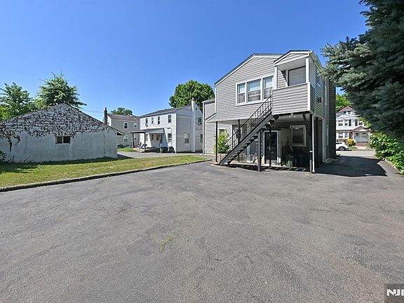3rd image of 15-11 Parmelee Ave