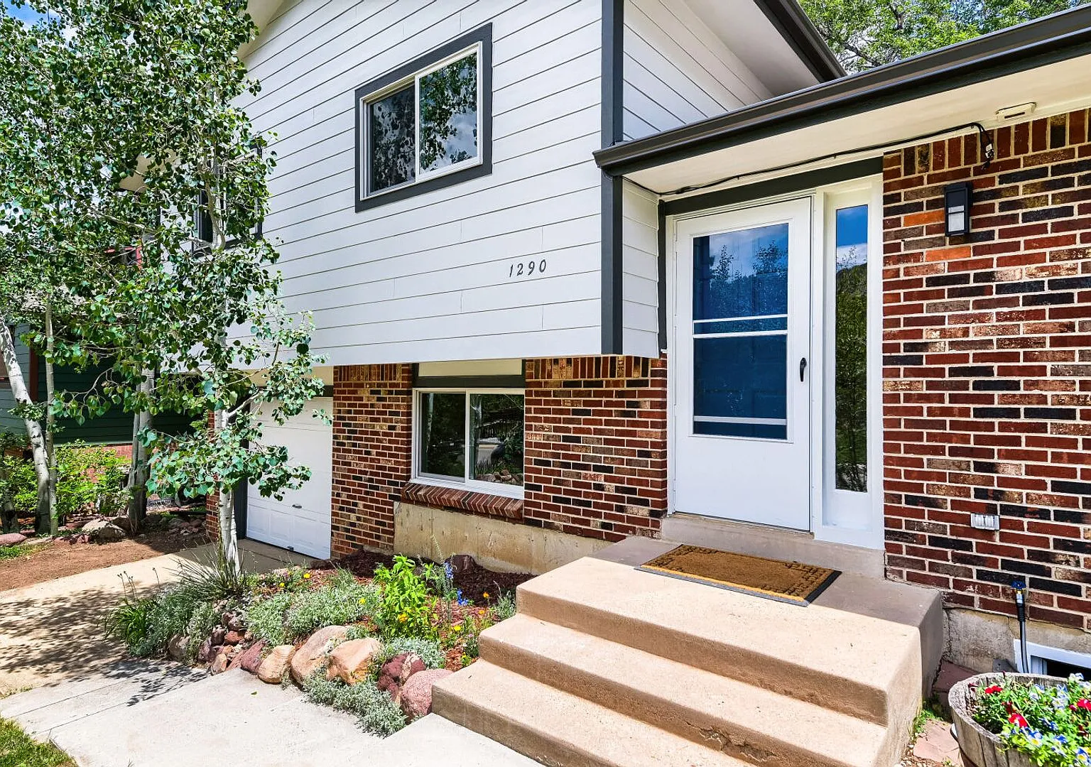 Beautiful 3-Bedroom Home with Large Backyard & Mountain Views — Photo 2