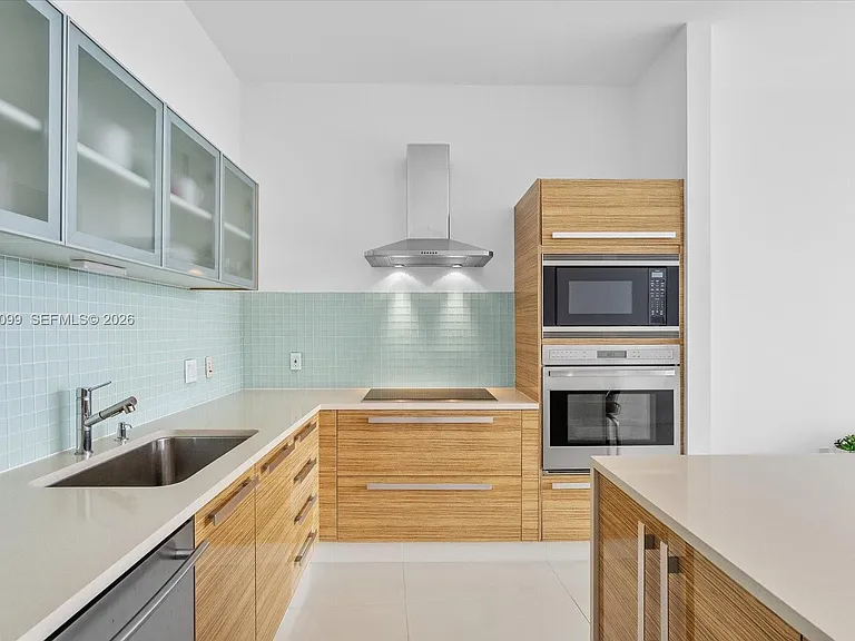 2020 N Bayshore Dr #605 — Photo 3