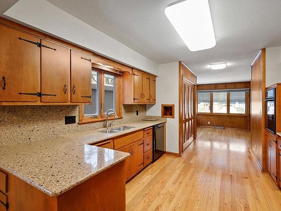 3rd image of 4424 Edmund Blvd