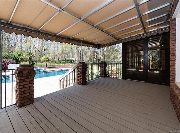 4th image of 104 Woodstone Dr
