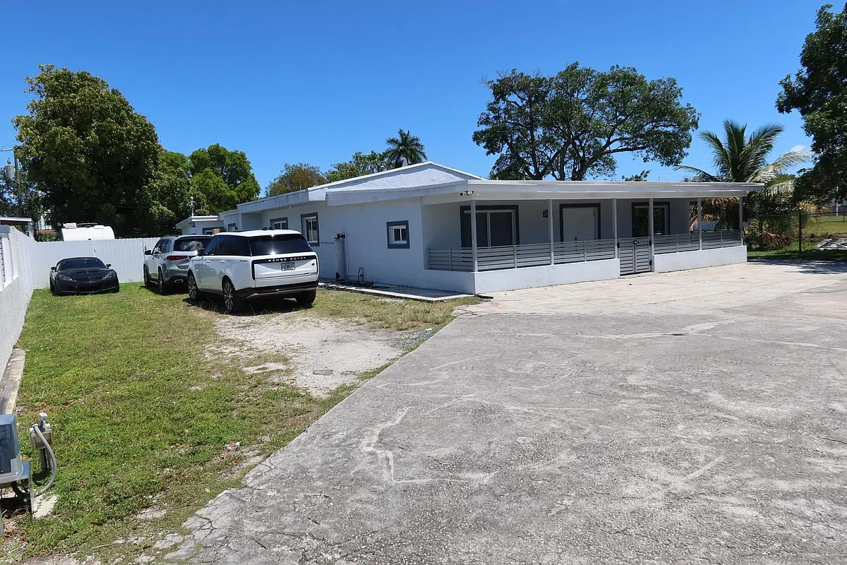 Building Photo - 1301 NW 23rd Ct