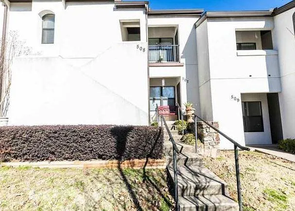 2 bed, 1060 sqft, $1,600 — Photo 2