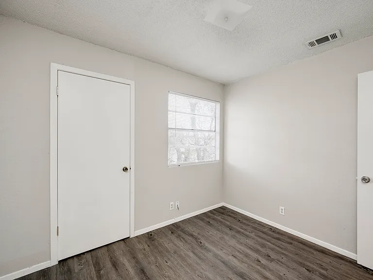 11907 Alpheus Ave — Photo 16