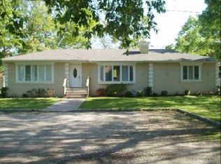 7 Loetscher Ln, Hampton Bays, NY 11946