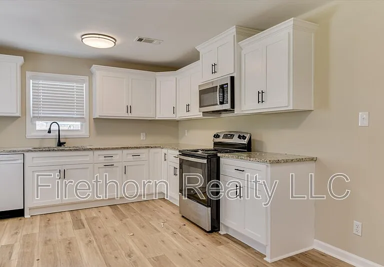 1006 Skyview Dr — Photo 9