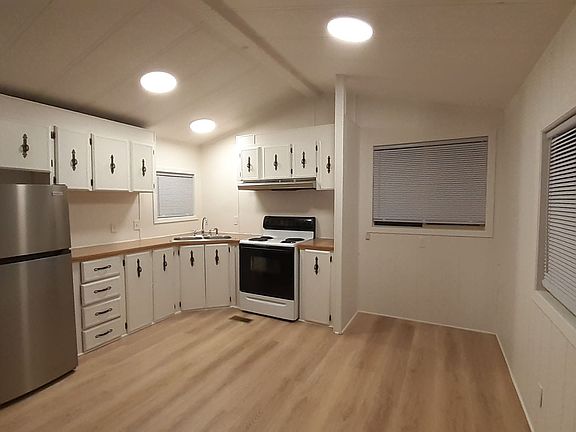3rd image of 400 E 1st St