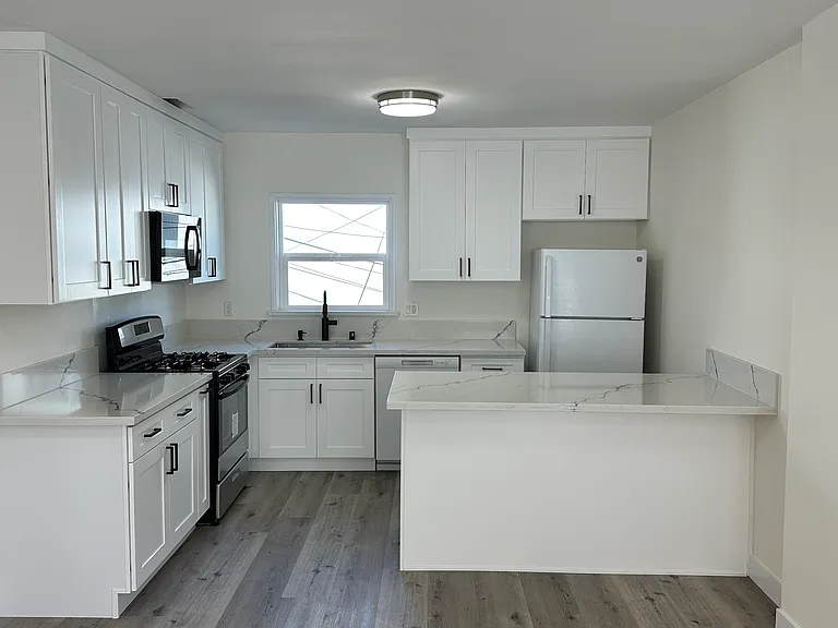 2015 S Shenandoah St #2015 — Photo 1