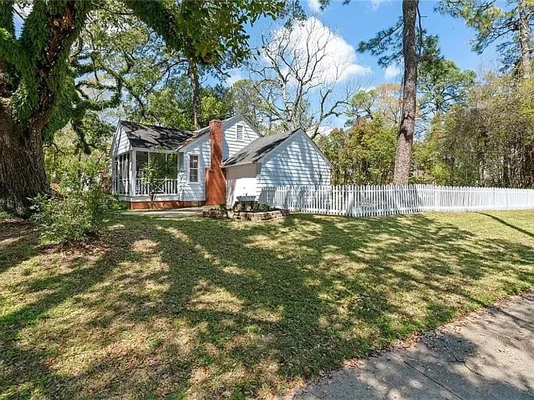1450 McArthur St — Photo 17