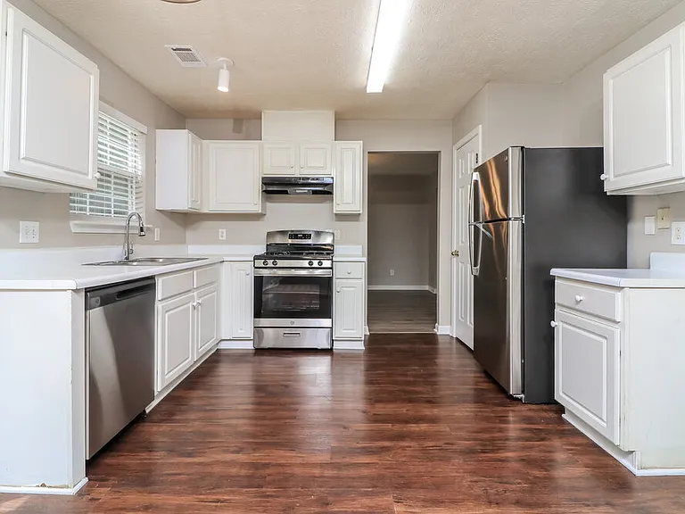 1240 Chris Lake Dr — Photo 11
