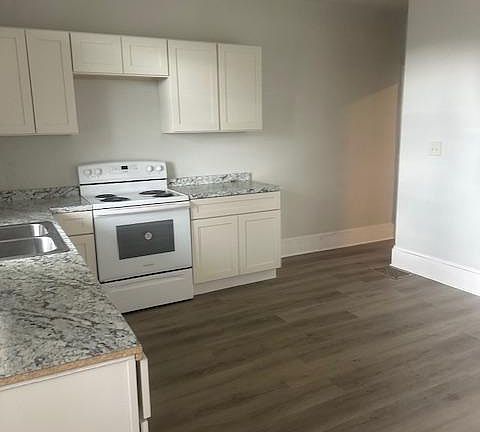 4th image of 538 Summit Ave