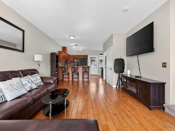 2005 W Luxstone Blvd SW #402, Airdrie, AB T4B 3J9