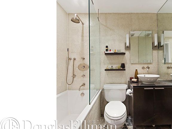 3rd image of 104 W 70th St APT 11E