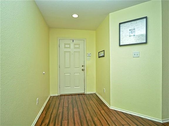 4th image of 4909 Woodstock Dr