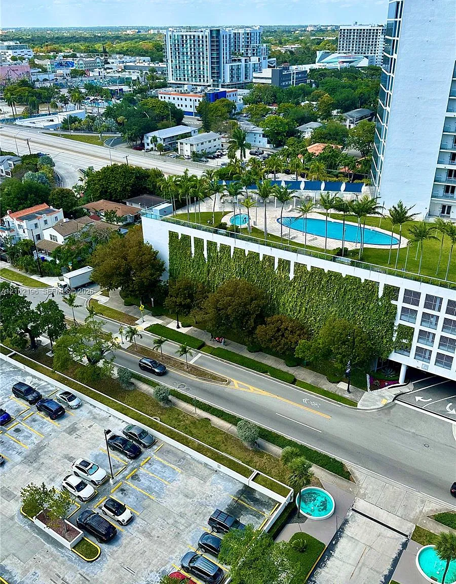 Charter Club Condo — Photo 4