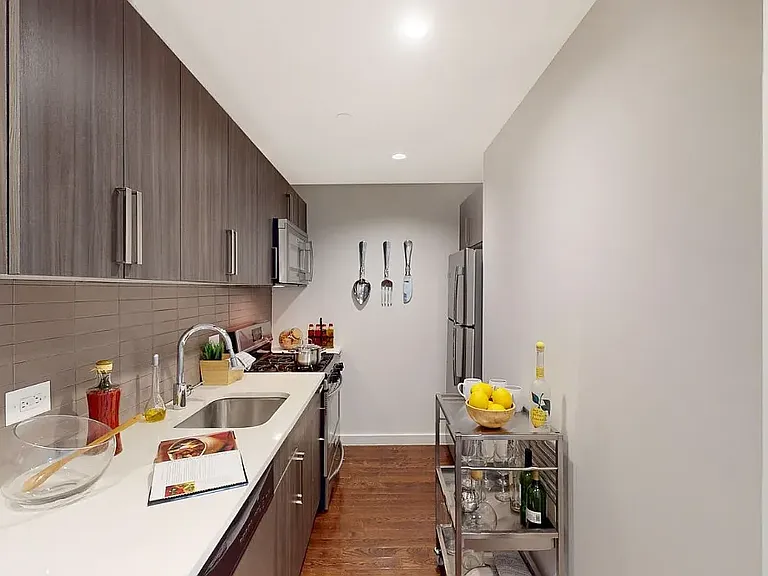 12-15 Broadway #611 — Photo 2