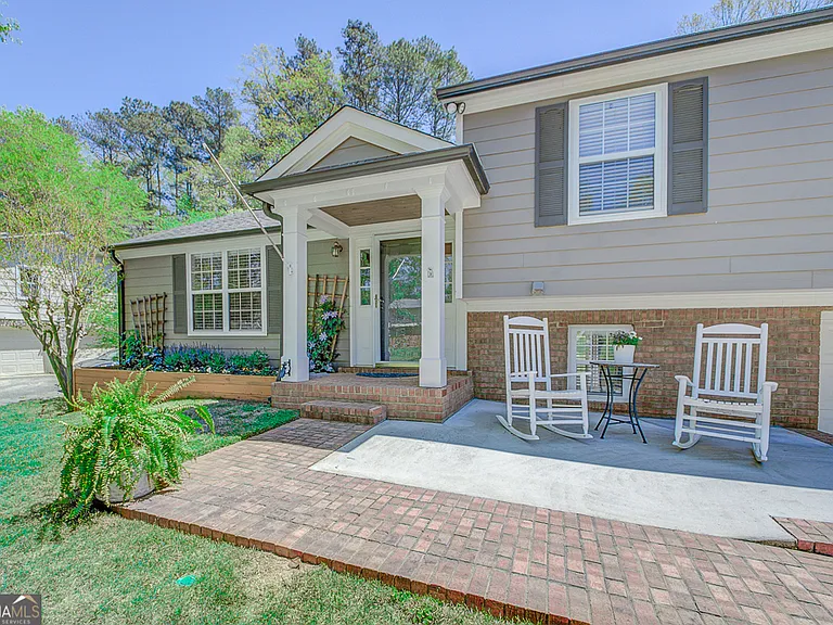 209 Cedar Dr — Photo 2