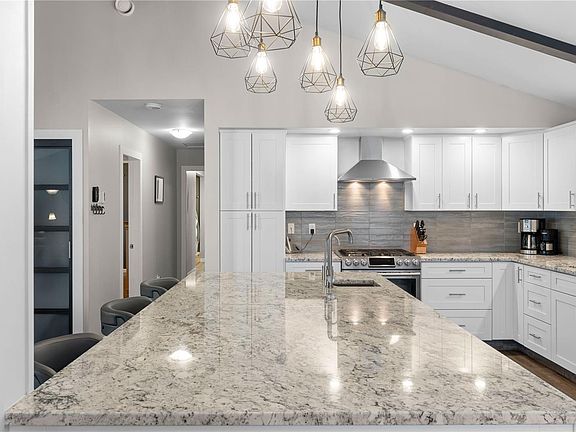 5th image of 674 Hawthorne Rise