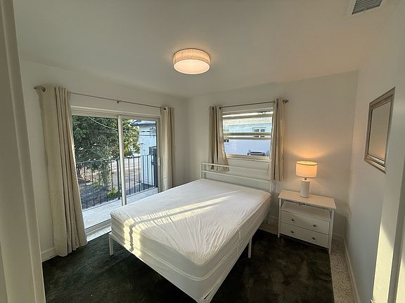3rd image of 421 SW 9th St #3A