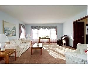 4th image of 744 Duxbury Ln