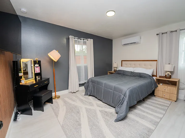 1109 E South St — Photo 41