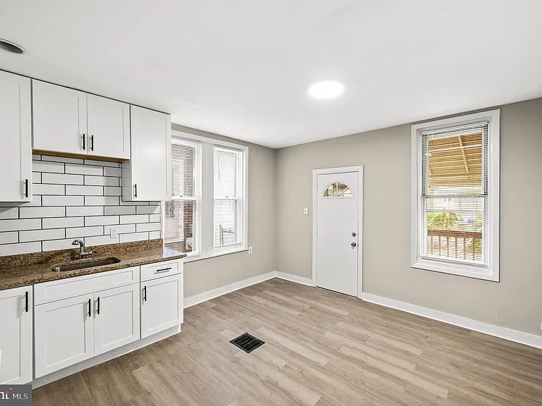 5011 Larchwood Ave — Photo 9