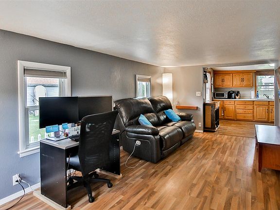 5th image of 826 Renrose Ave