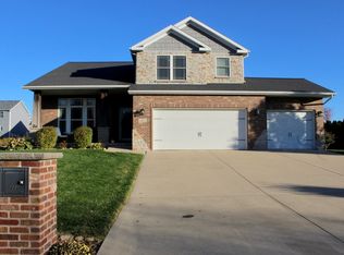 223 Prairie Ridge Dr, Lexington, IL 61753