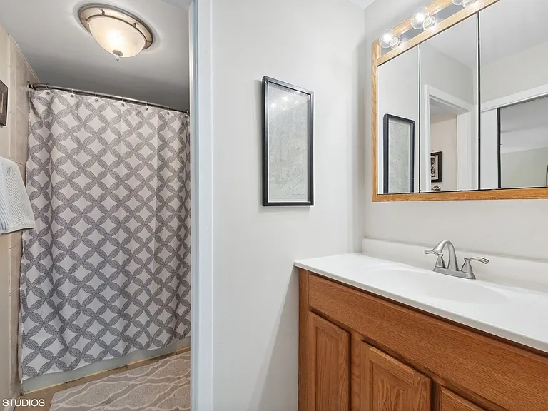 124 W Austin Ave — Photo 10