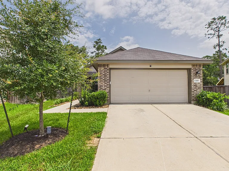 1300 Winding Willow Dr — Photo 2