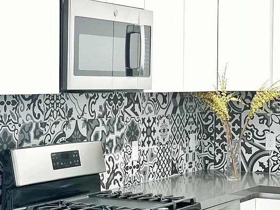 3rd image of 4749 Elmwood Ave #2