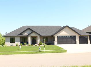 2085 Creek Wood Dr, Dubuque, IA 52003