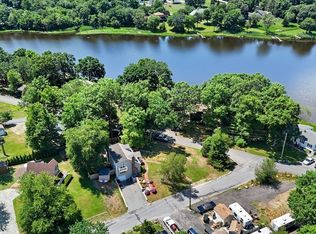 16 N Hillside St, Assonet, MA 02702