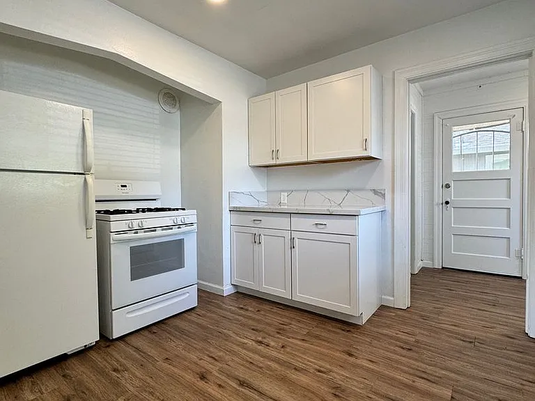 302 E Locust St — Photo 6