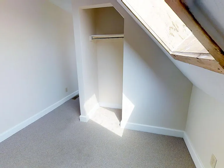 1379 Indianola Ave — Photo 10