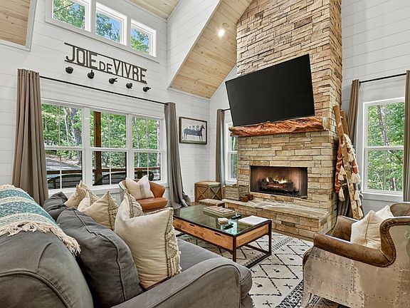 4th image of 285 Pine Terrace Cir