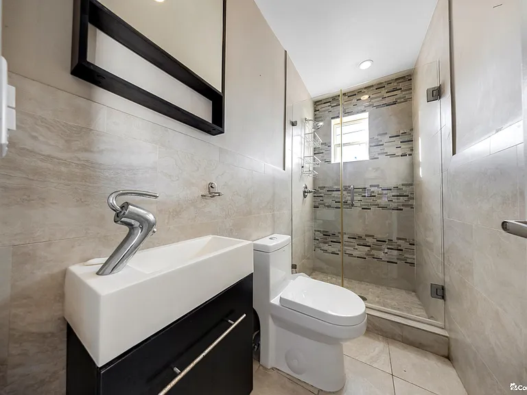 490 W 33rd Pl — Photo 9