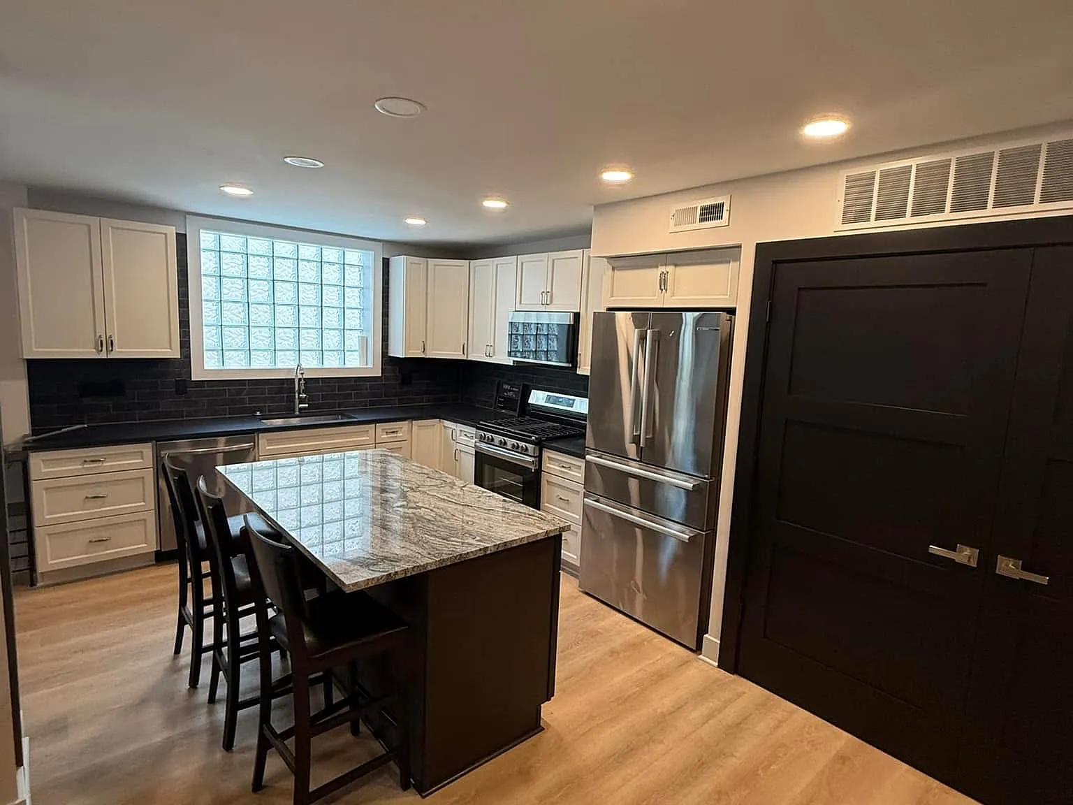 2 bed, 2.5 bath, 1323 sqft, $2,000 — Photo 3