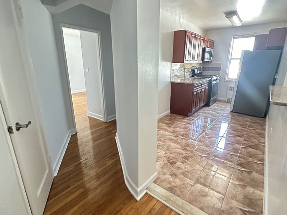 3rd image of 471 Merrick Rd APT 1K