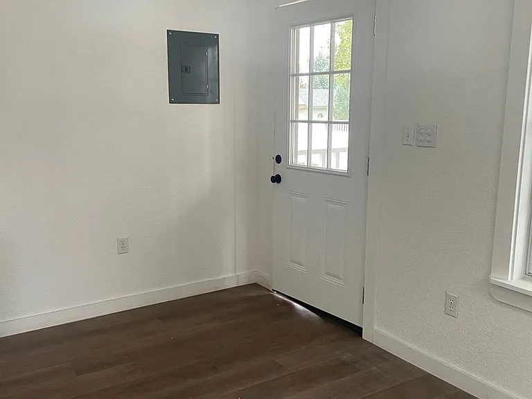 411 Smith St — Photo 20