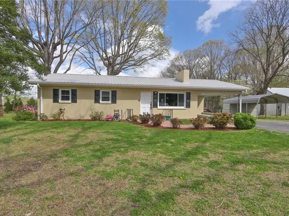 421 E Lee Ave, Yadkinville, NC 27055