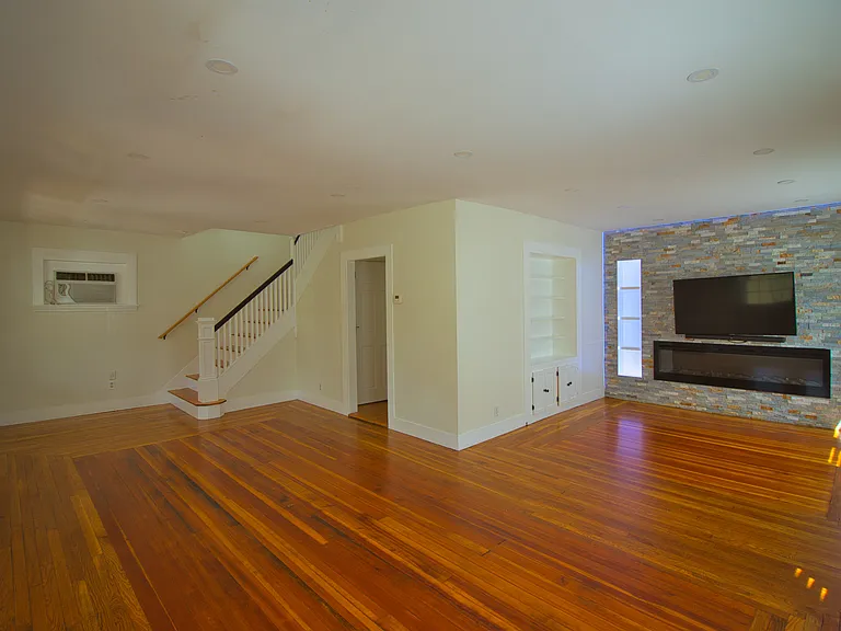 40 Dean Ave — Photo 2