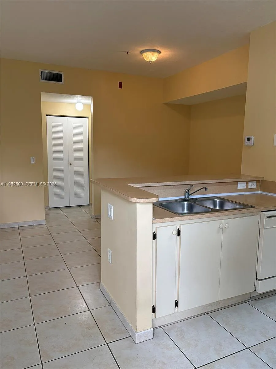 Building Photo - 7320 NW 114th Ave #202