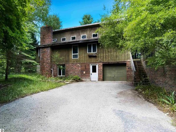 270 Thomas Rd, Frankfort, MI 49635