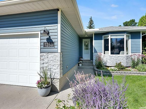 3rd image of 1238 N Gelsinger Pl